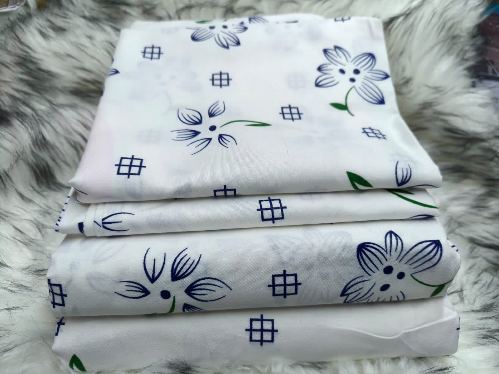 6*6 Cotton Bedsheets - 2pcs Bedsheets and 2pcs Pillow Cases. - Image 2