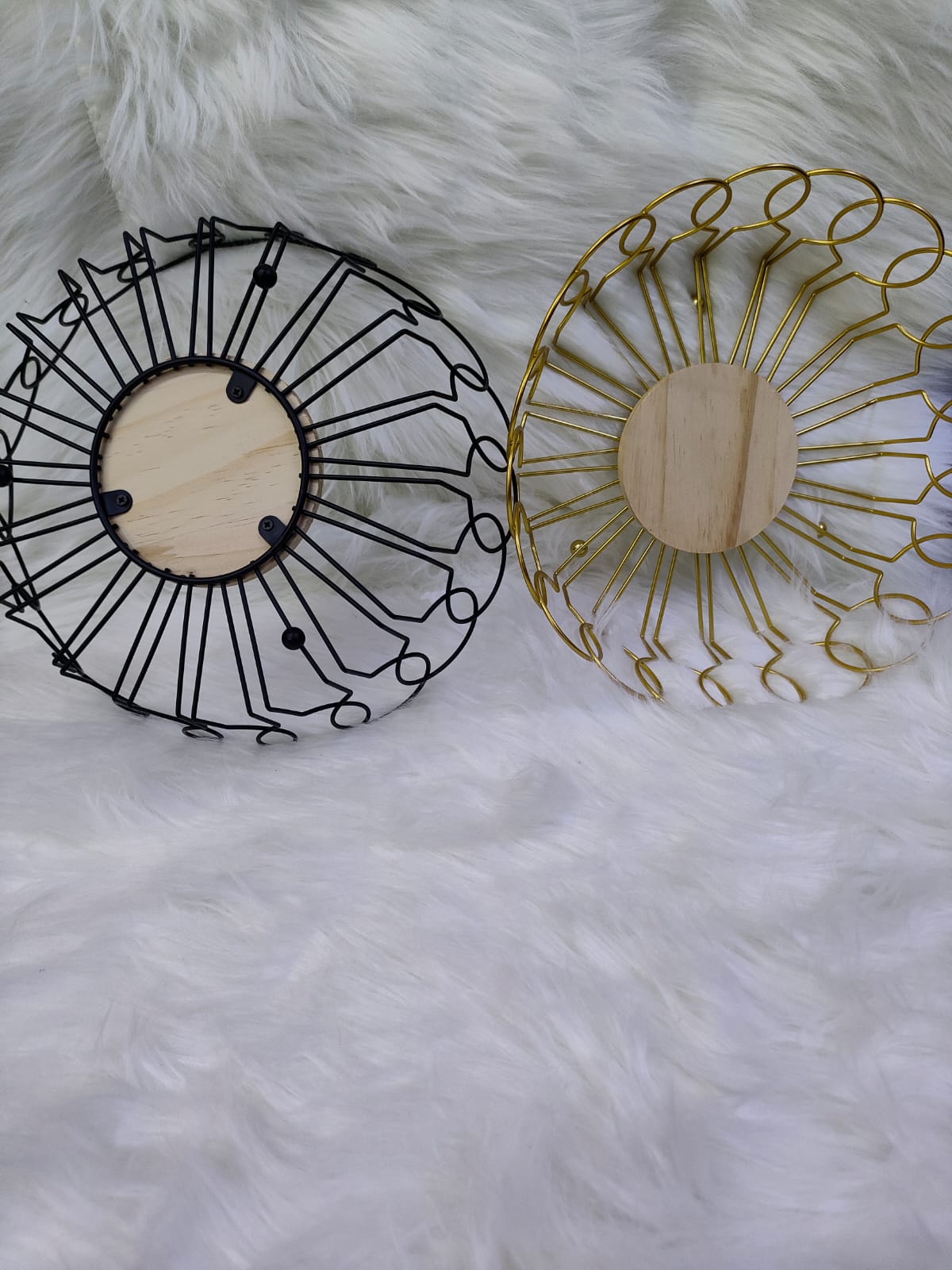 Round wired fruits bowl