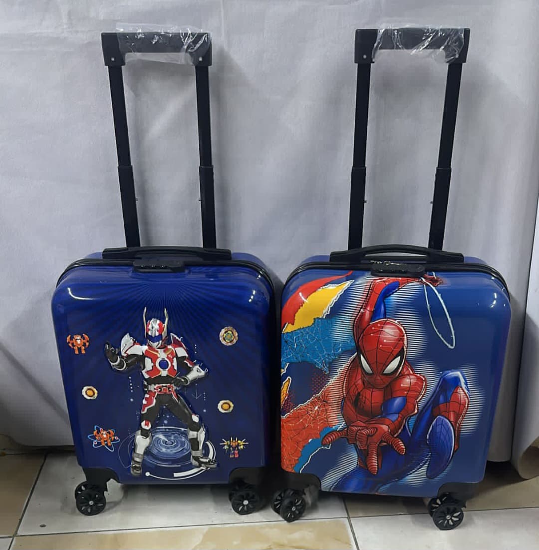 Kids’ hard-shell suitcase design, lightweight with wheels and pull handle.