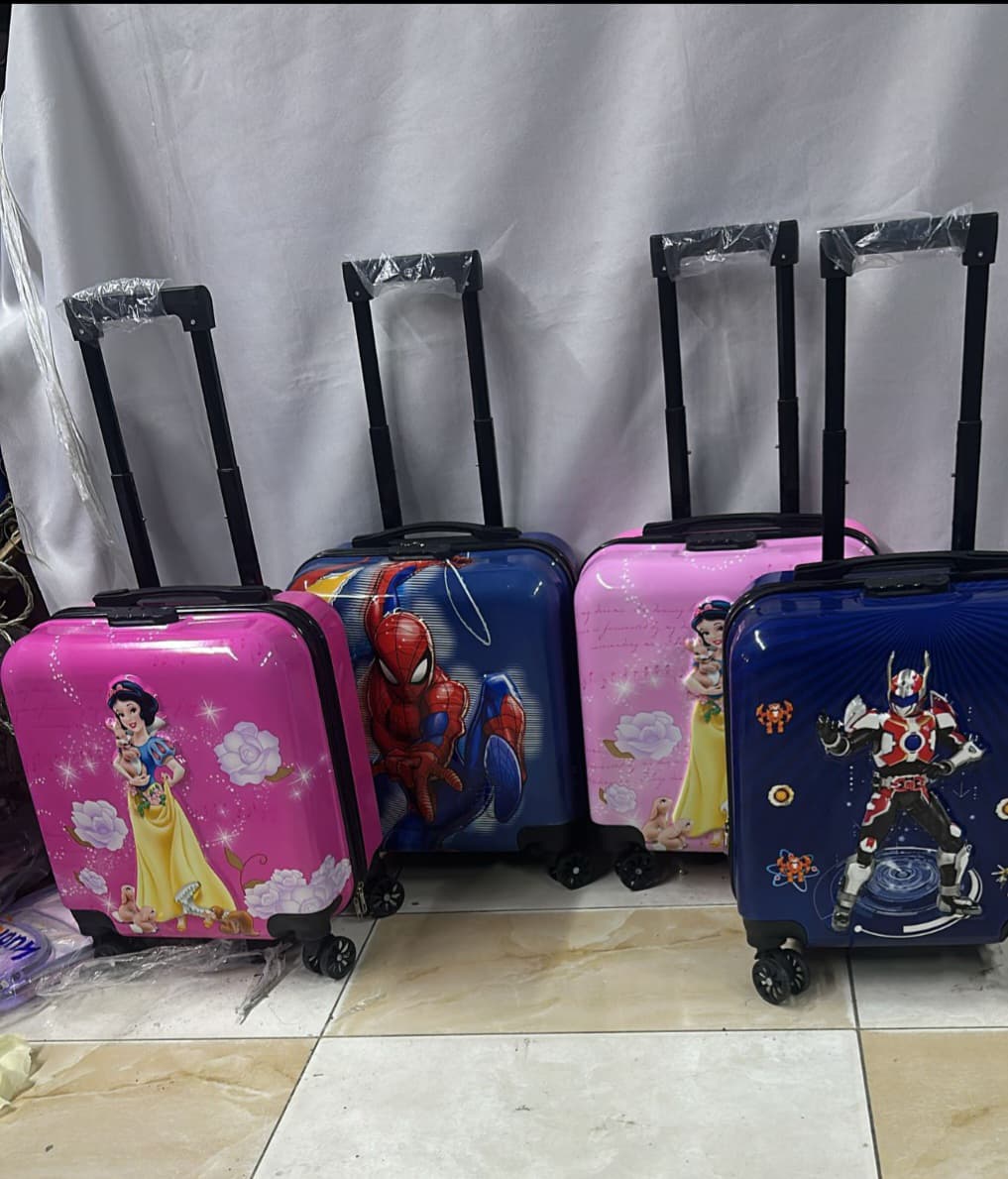 Kids’ hard-shell suitcase design, lightweight with wheels and pull handle. - Image 3